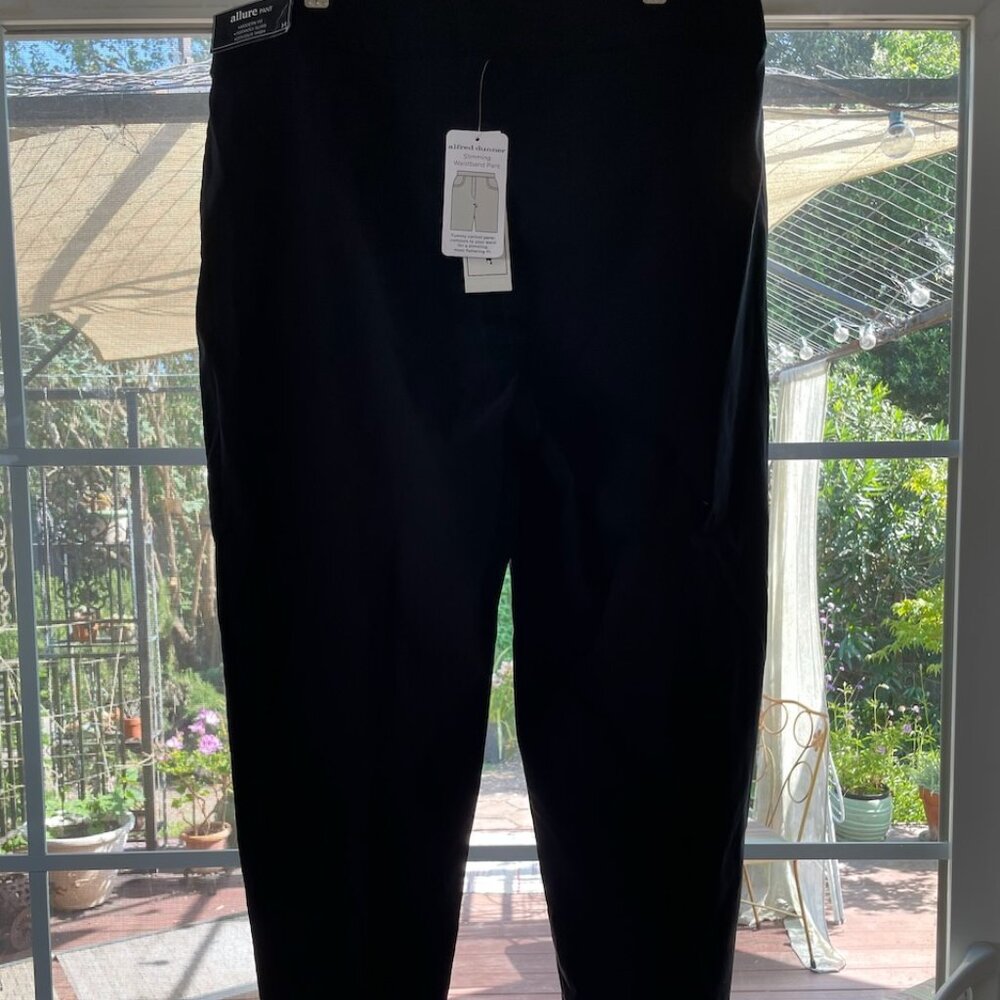 Alfred Dunner "Allure" slimming fit pull-on black pants, short, NWT, size 14